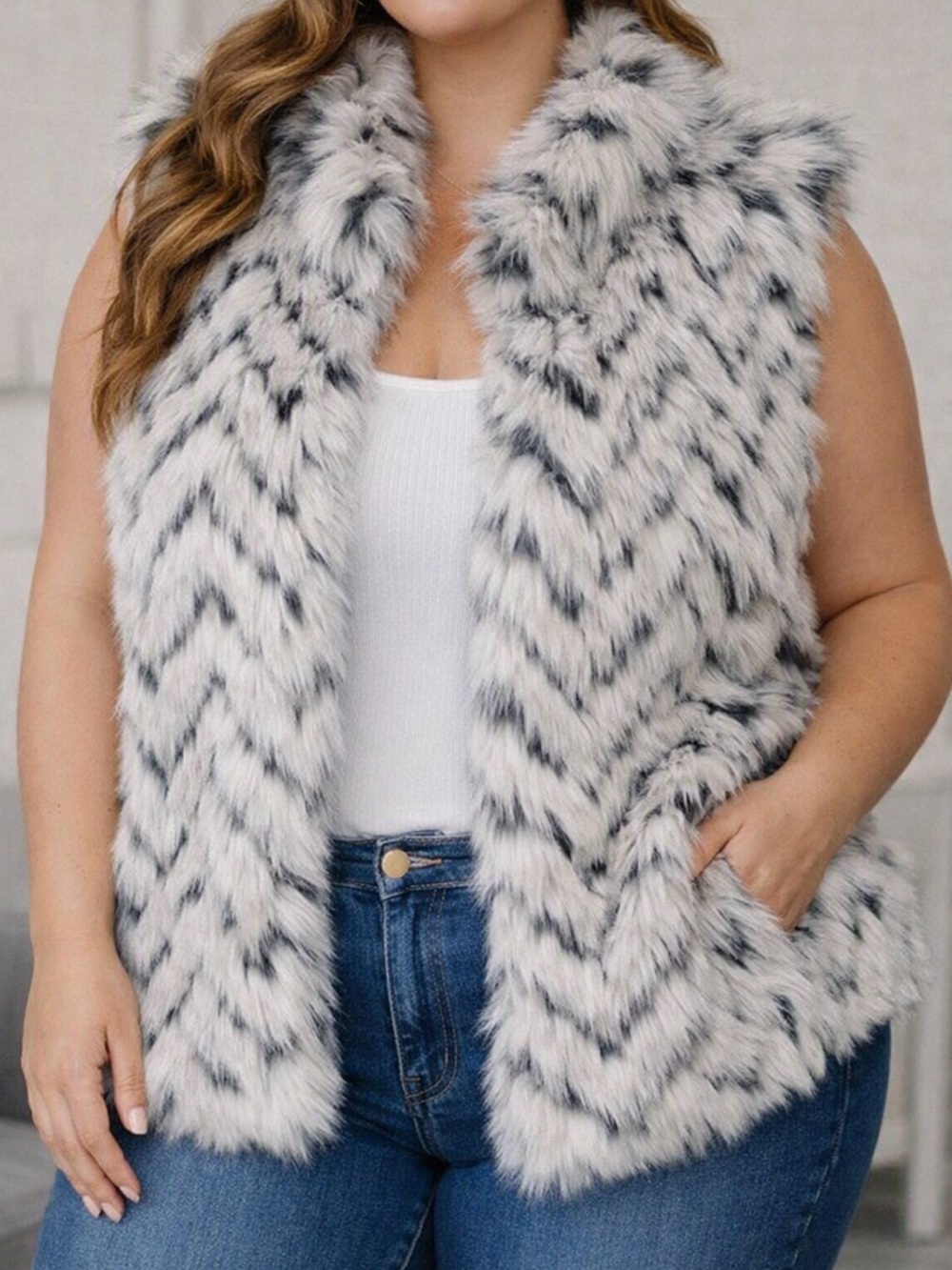 Tribal XXL Faux‑Fur Chevron Vest – White & Black Chevron
